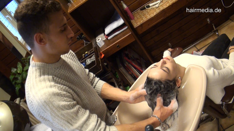 9073 SaraG jealous shampooing