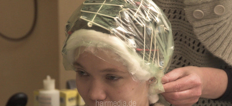 7012 Frankfurt Schäfflestrasse Salon perm blonde