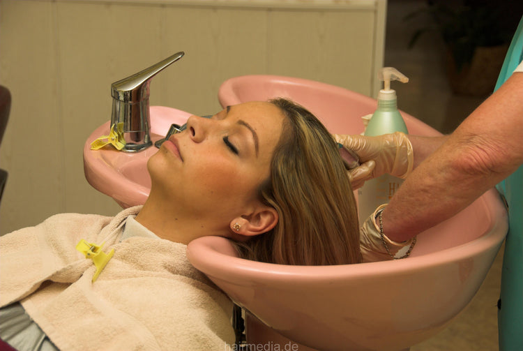 9130 s0009 shampoo in twinbowl and wetset in old fashion salon apron capes forward backward