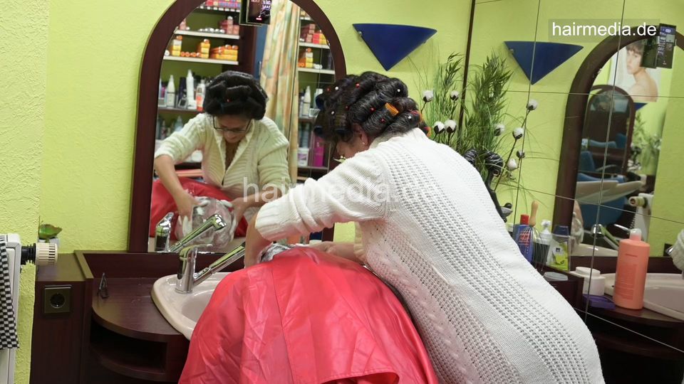 1240 MariaGi barberette in rollers doing male client Leyla controlled