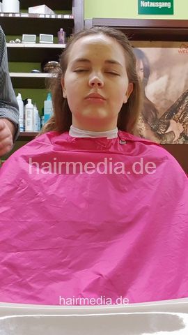 Jamilla teen barberette student first day 1 forward shampooing by barber facecam