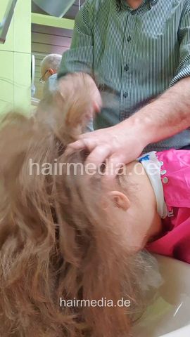 Jamilla teen barberette student first day 1 forward shampooing by barber facecam