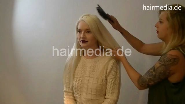 1213 1806 Kadrina blonde first upright shampooing