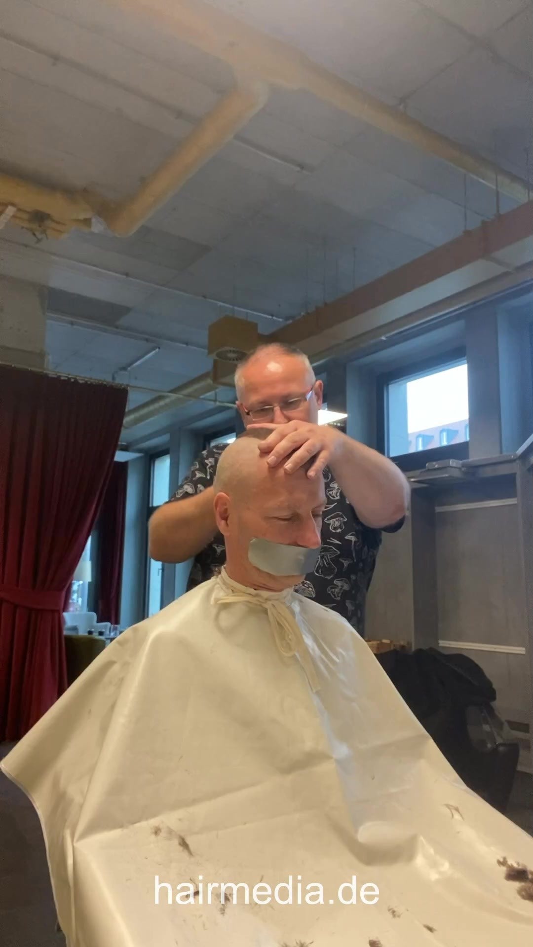 2012 20240324 Berlin Salon Leatherguy headshave and bleaching