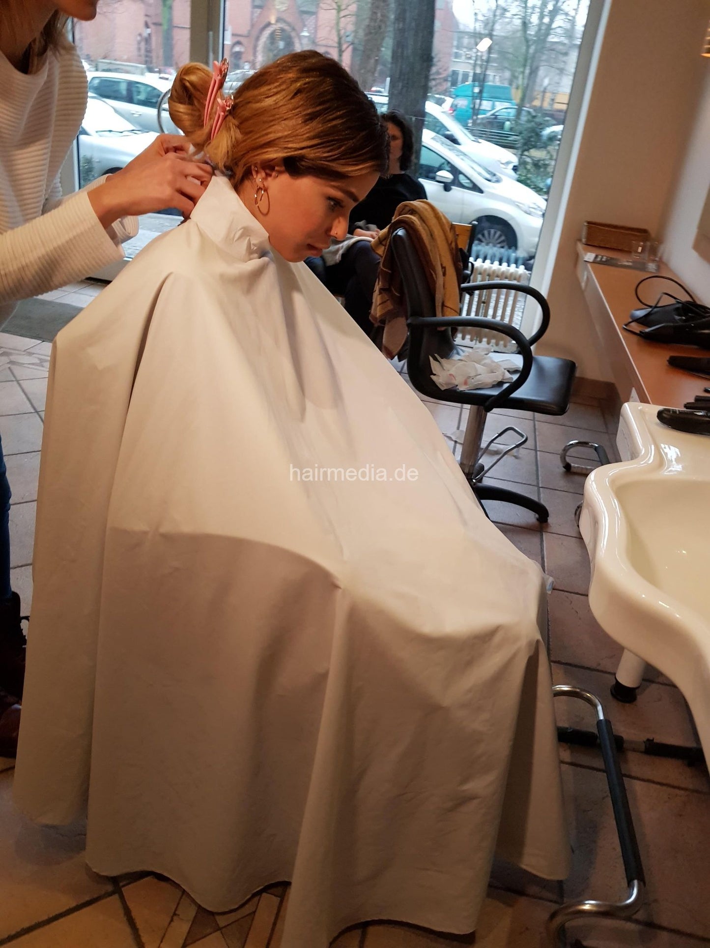 9083 MaryG and Yasemin haircut, shampooing and caping session pictures
