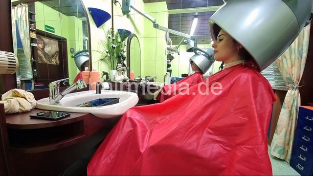 1050 230807 public livestream VanessaH forward shampooings and wetset in red cape