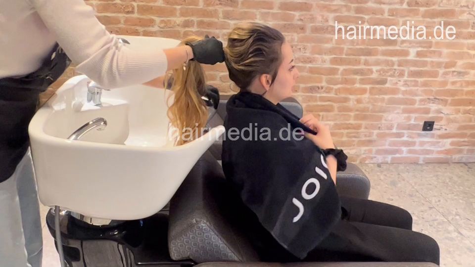 1257 240223 Nansi Bulgaria, pampering glove shampooing and blowout