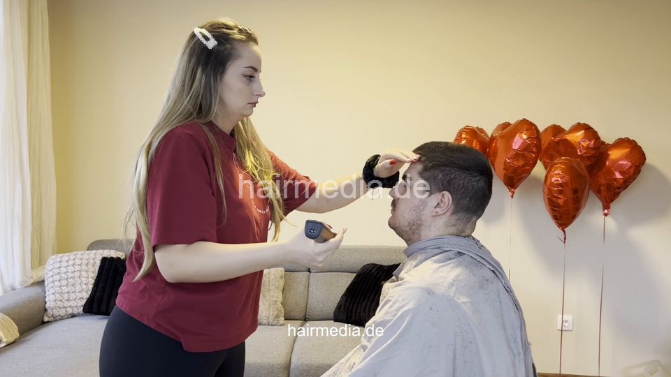 1257 240225 Nansi barberette doing forwardshampoo and haircut at home male client
