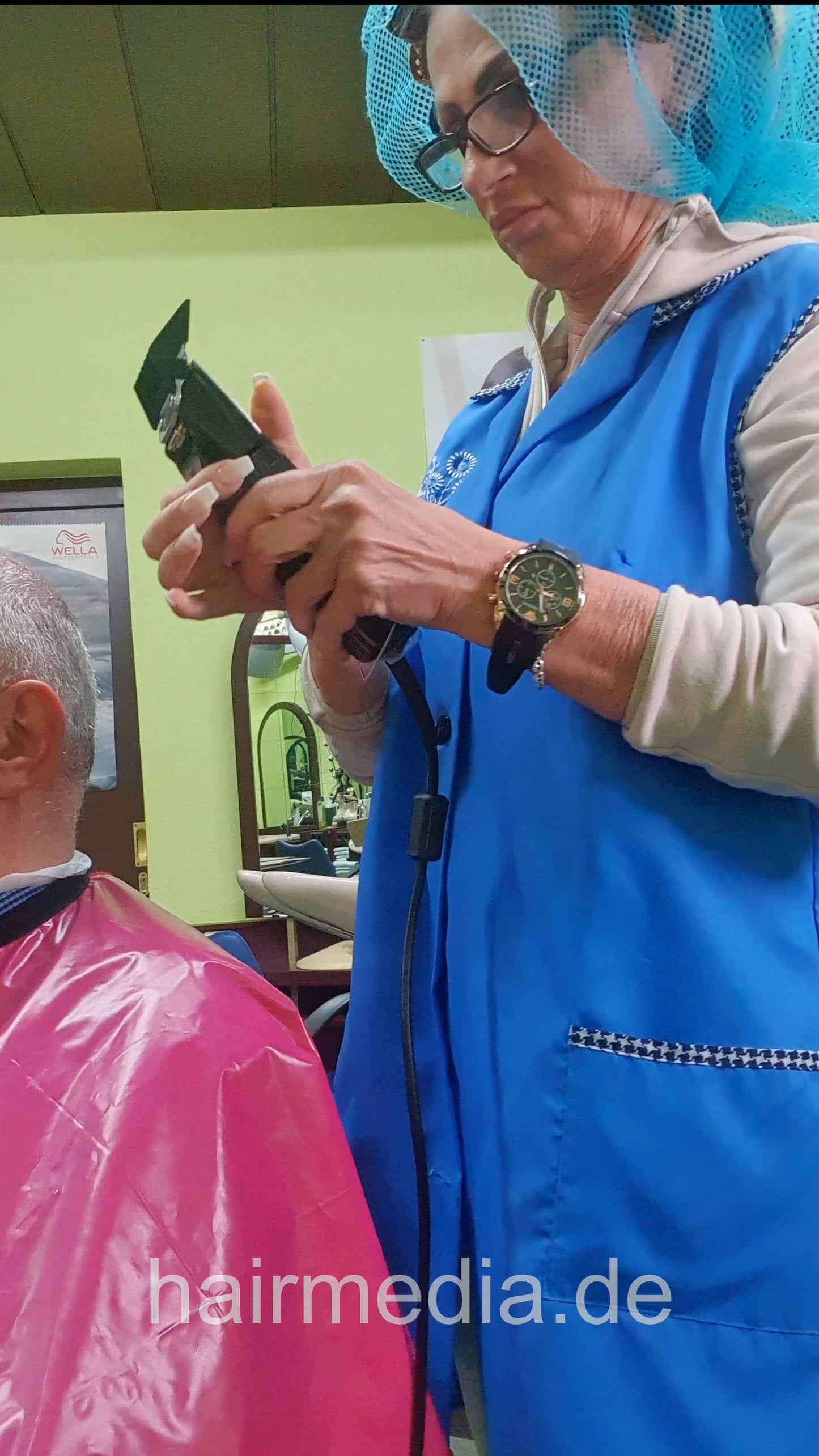 6222 Dzaklina in rollers doing male client buzzcut and shampoo