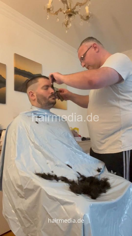 2012 20240308 Felix homeoffice headshave and bleach