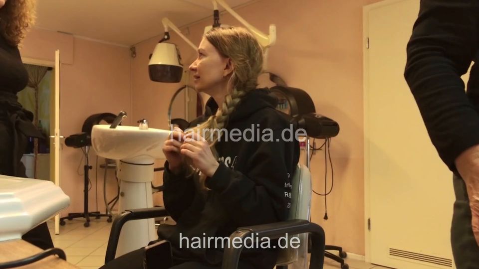 7206 Ukrainian hairdresser in Berlin 240331 1st model 1 shampooing