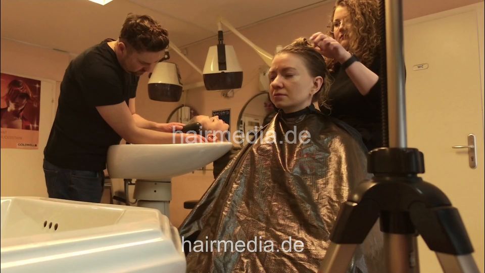 7206 Ukrainian hairdresser in Berlin 240331 1st model 1 shampooing