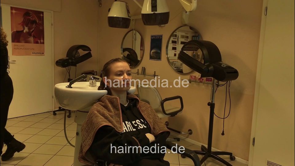7206 Ukrainian hairdresser in Berlin 240331 1st model 1 shampooing