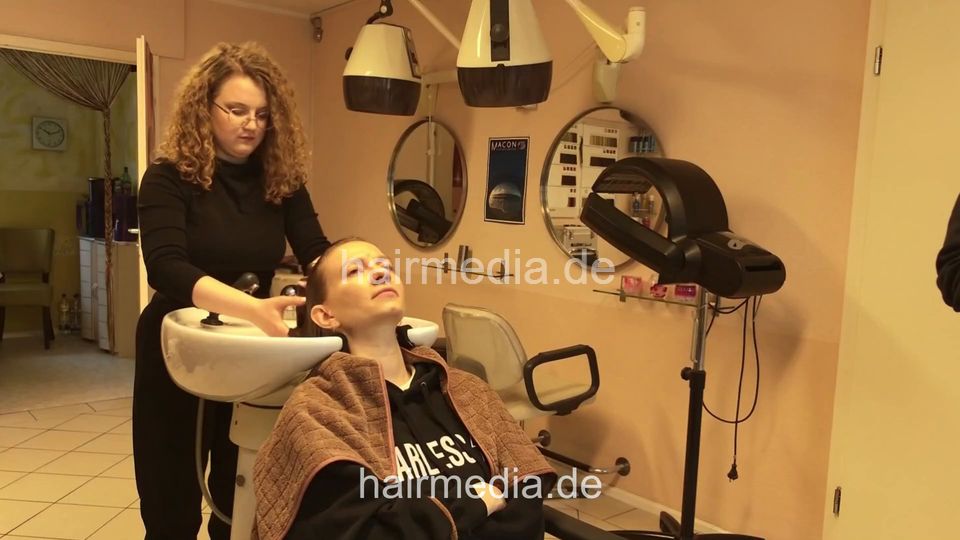7206 Ukrainian hairdresser in Berlin 240331 1st model 1 shampooing