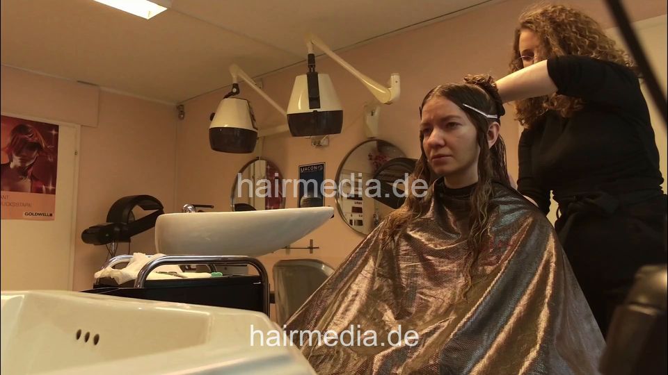 7206 Ukrainian hairdresser in Berlin 240331 1st model 2 haircut