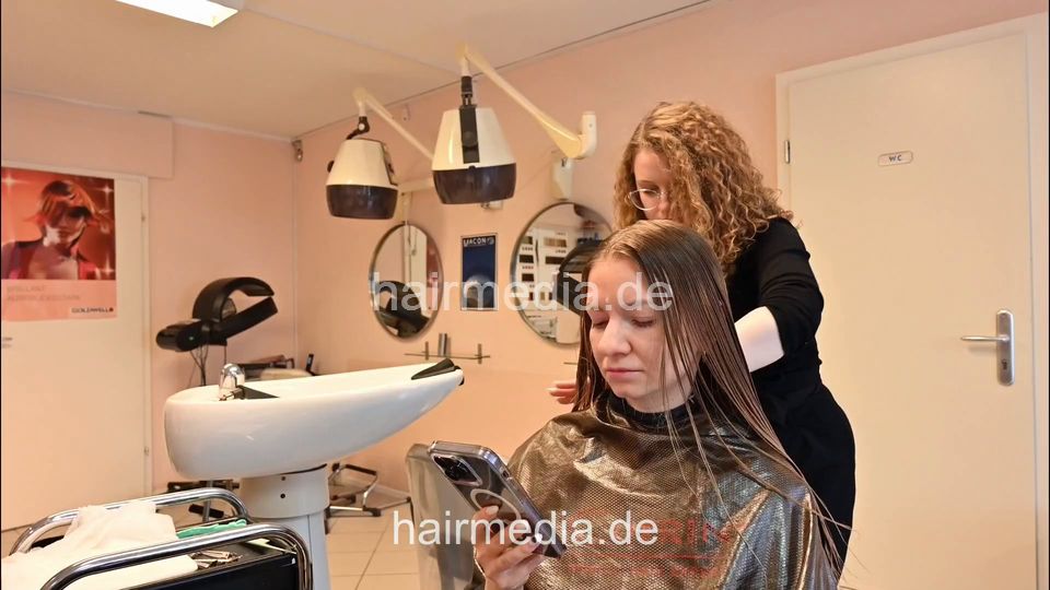 7206 Ukrainian hairdresser in Berlin 240331 1st model 2 haircut