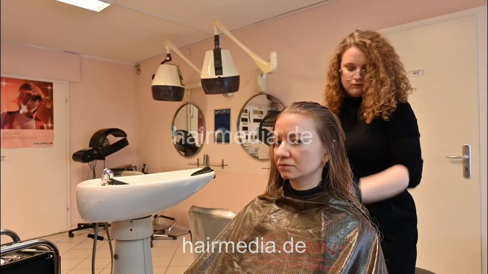 7206 Ukrainian hairdresser in Berlin 240331 1st model 2 haircut