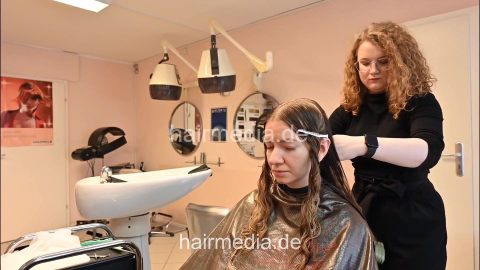 7206 Ukrainian hairdresser in Berlin 240331 1st model 2 haircut