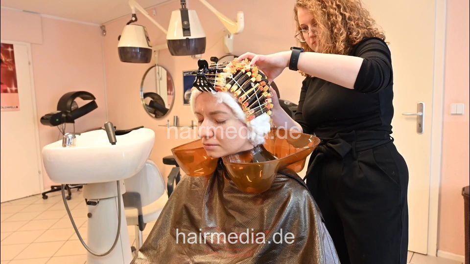 7206 Ukrainian hairdresser in Berlin 240331 1st model 4 perm hairmedia.de