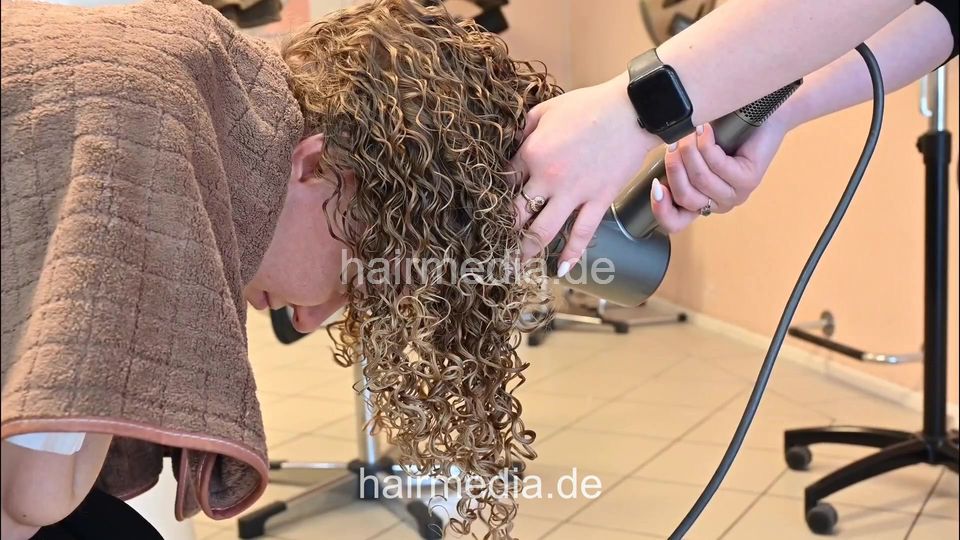 7206 Ukrainian hairdresser in Berlin 240331 1st model 6 perm