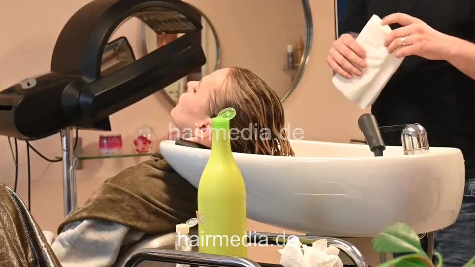 7206 Ukrainian hairdresser in Berlin 240331 2nd model 1 shampooing by barber