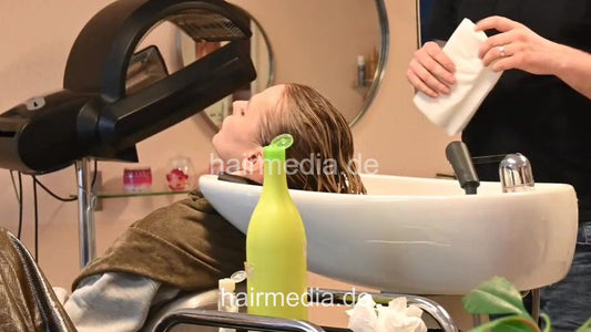 7206 Ukrainian hairdresser in Berlin 240331  2nd model 1 shampooing by barber