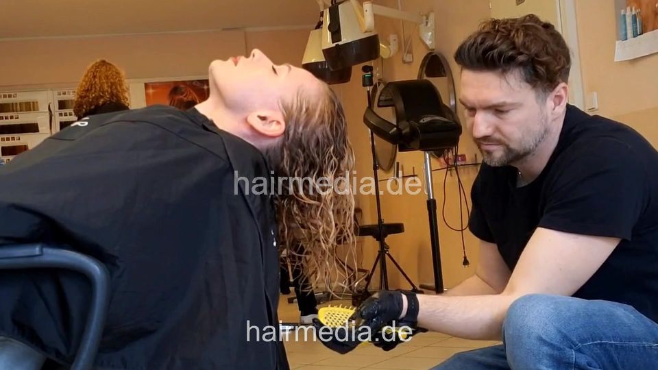 7206 Ukrainian hairdresser in Berlin 240331 2nd model 4 perm by barber