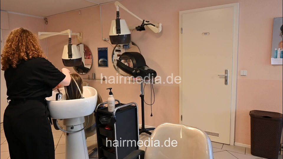 7206 Ukrainian hairdresser in Berlin 240331 Blue Dress Model 1 shampooing