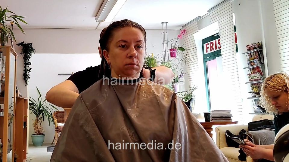 7206 Ukrainian hairdresser in Berlin 240331 darkblonde 1 shampoo and cut