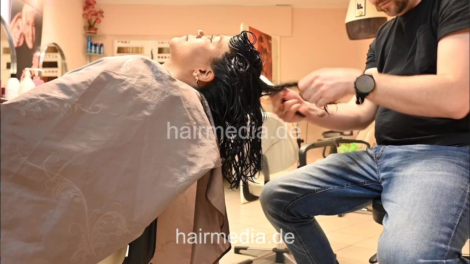 7206 Ukrainian hairdresser in Berlin 240331 black model 2 cut and blow