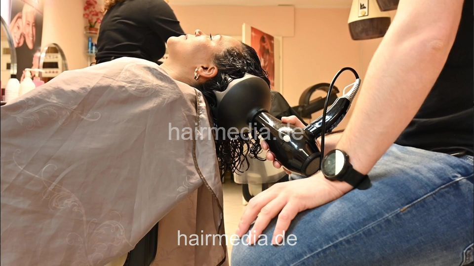 7206 Ukrainian hairdresser in Berlin 240331 black model 2 cut and blow