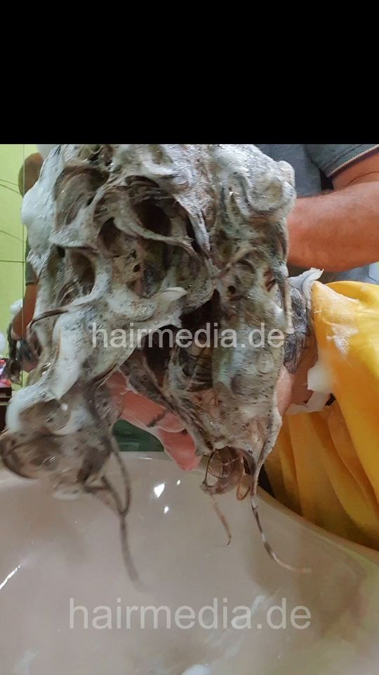 8173 Barberette Leyla by salonbarber 2 firm forward twice shampooing and twice conditoner - vertical facecam