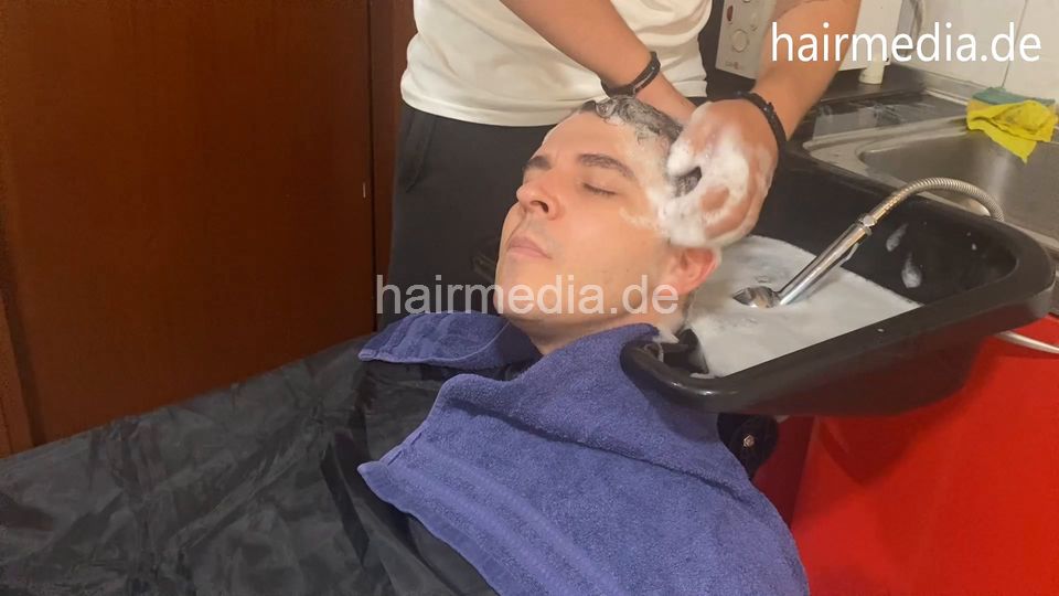 2032 Nikos Barber George mtm backward shampooing
