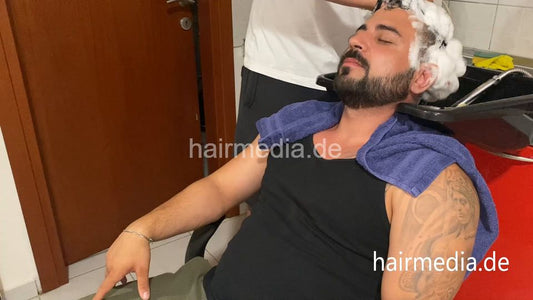 2032 Nikos Barber John 1 mtm backward shampooing pre haircut mobile sink