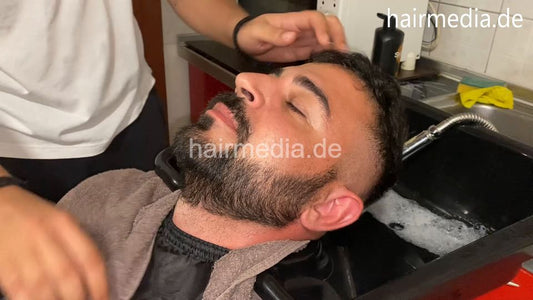 2032 Nikos Barber John 3 mtm backward shampooing post haircut mobile sink