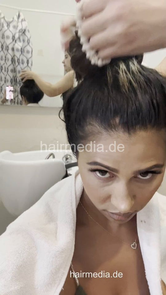 6214 Barberette Zoya Turkey shampoo and blow by barber