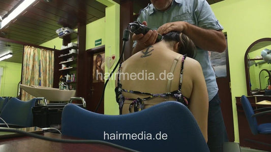 1265 Barberette Leyla getting buzzed by salonbarber