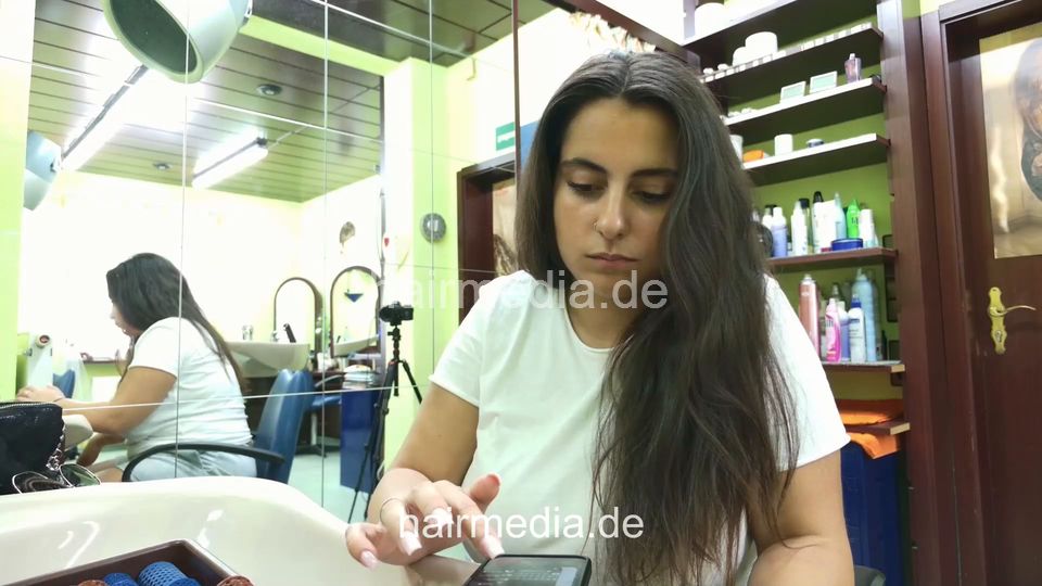 1050 240826 LuisaB shampoo and wetset thick hair by barber