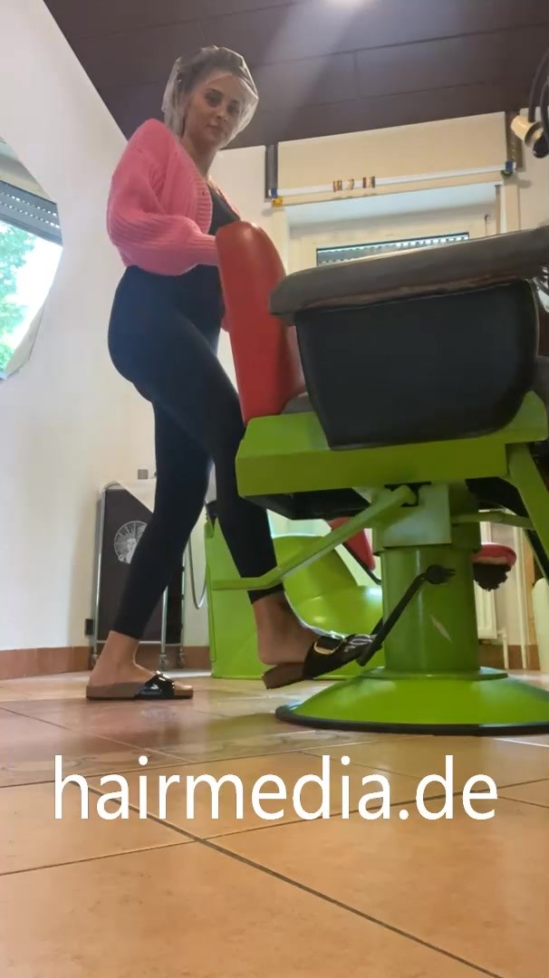 6228 MichelleH barberette in rollers, pedalpumping