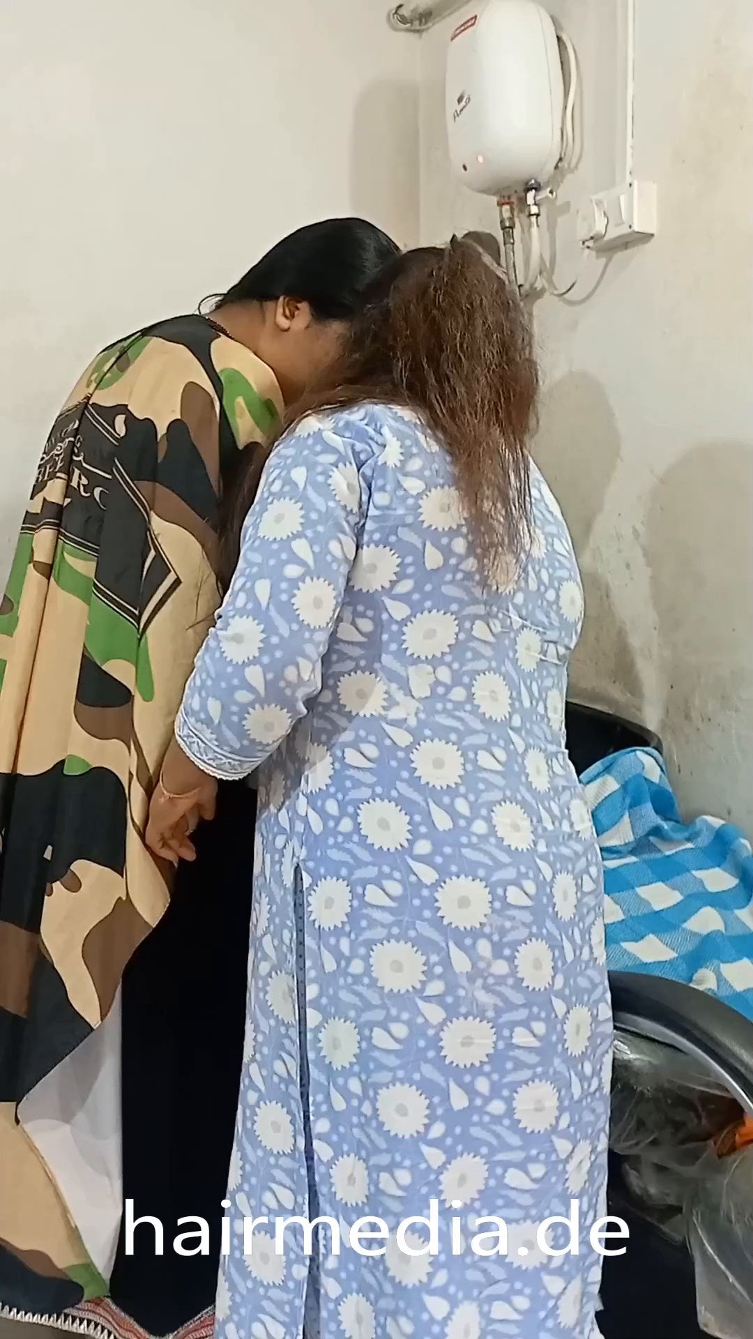1242 241005 Ameera Hair Wash By Female Barber