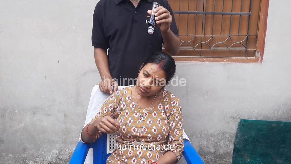 1242 241012 Female barber long hair wash outdoor by barber