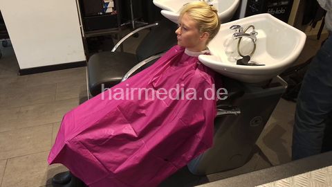 LuisaK backward shampooing by barber