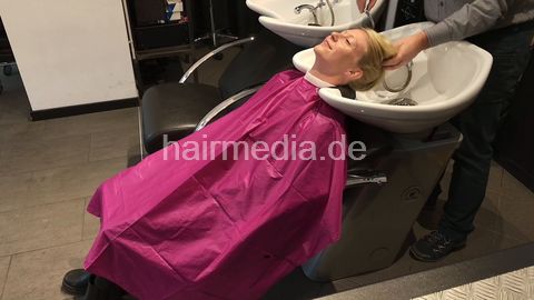 LuisaK backward shampooing by barber