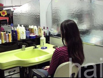 8022 LuiseW xxl pampering shampooing in mobile sink in salon by tall barber himself