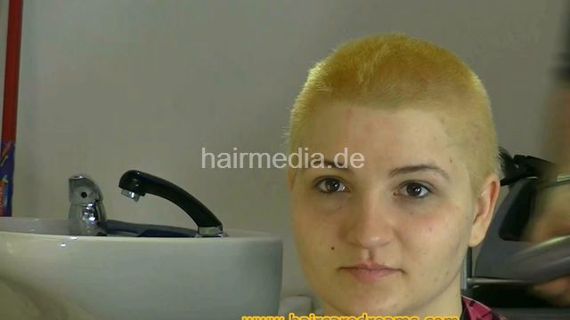 80216 Sonia cut and bleach blue blau by barber