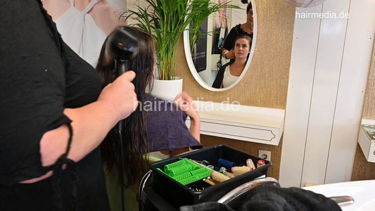 1238 AgnieszkaZ 2 wetset backcam MariaB waiting in vintage salon