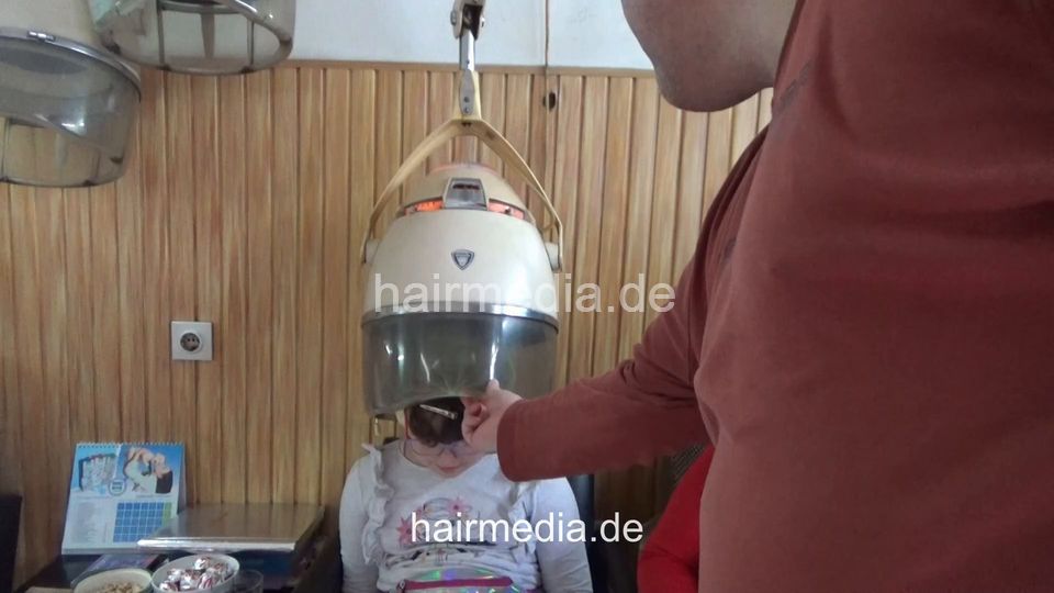 6229 AnastasiaM young girl shampoo and metal rollers wetset