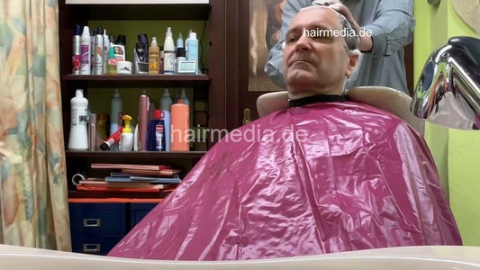 2304 AndreasL 1 backward shampooing by barber - facecam