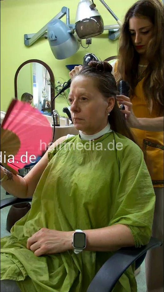 8171 Anika 1 blow by Leyla in apron - facecam vertical video