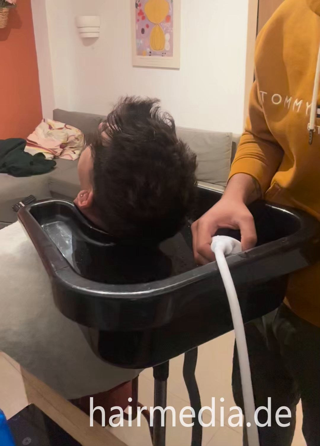 2032 Nikos Barber 251127 Barber Nikos shampoo Xristos hair backward before hair cut